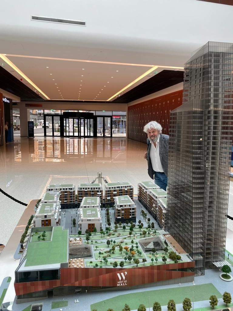 Bruno Pedroni con plastico architettonico